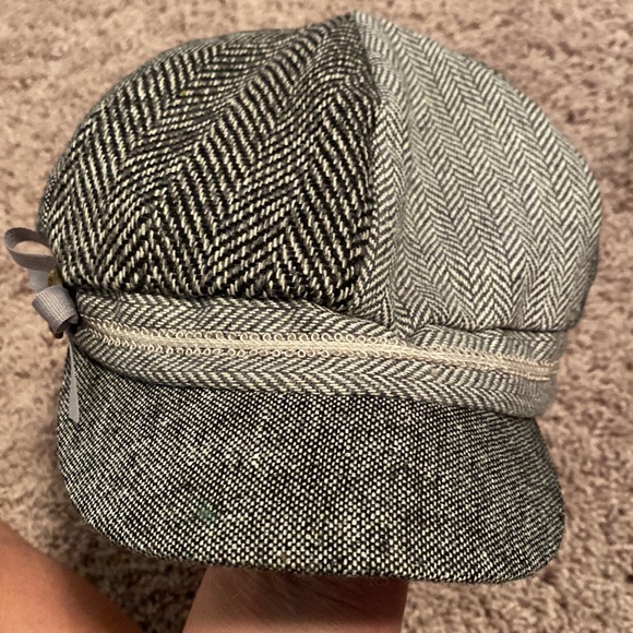 Black and white hat 1 size never worn - Picture 3 of 5